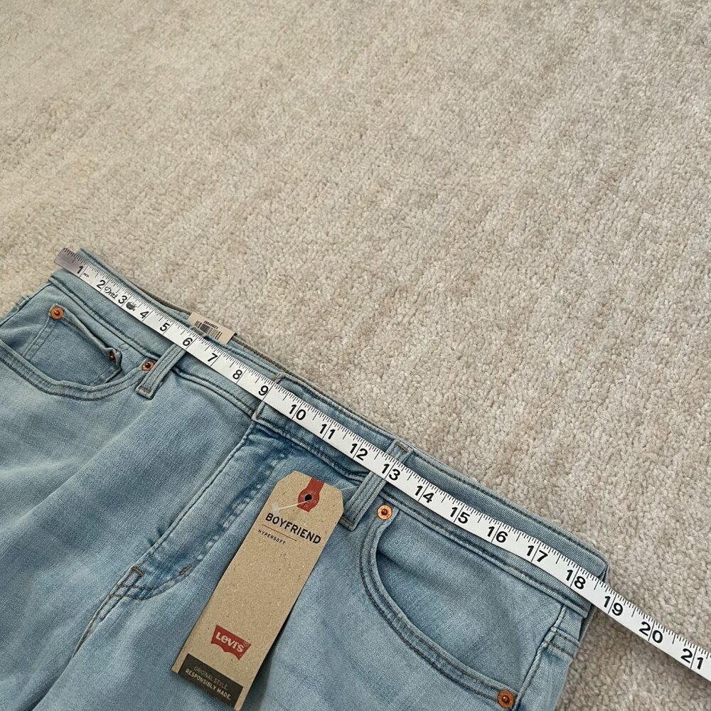 NWT New Levi’s Boyfriend Light Wash Blue Jeans 18W - Picture 8 of 12